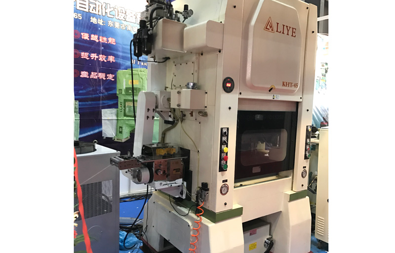 Standing blade punching machine with long harmonic high-speed gripper feeder is 